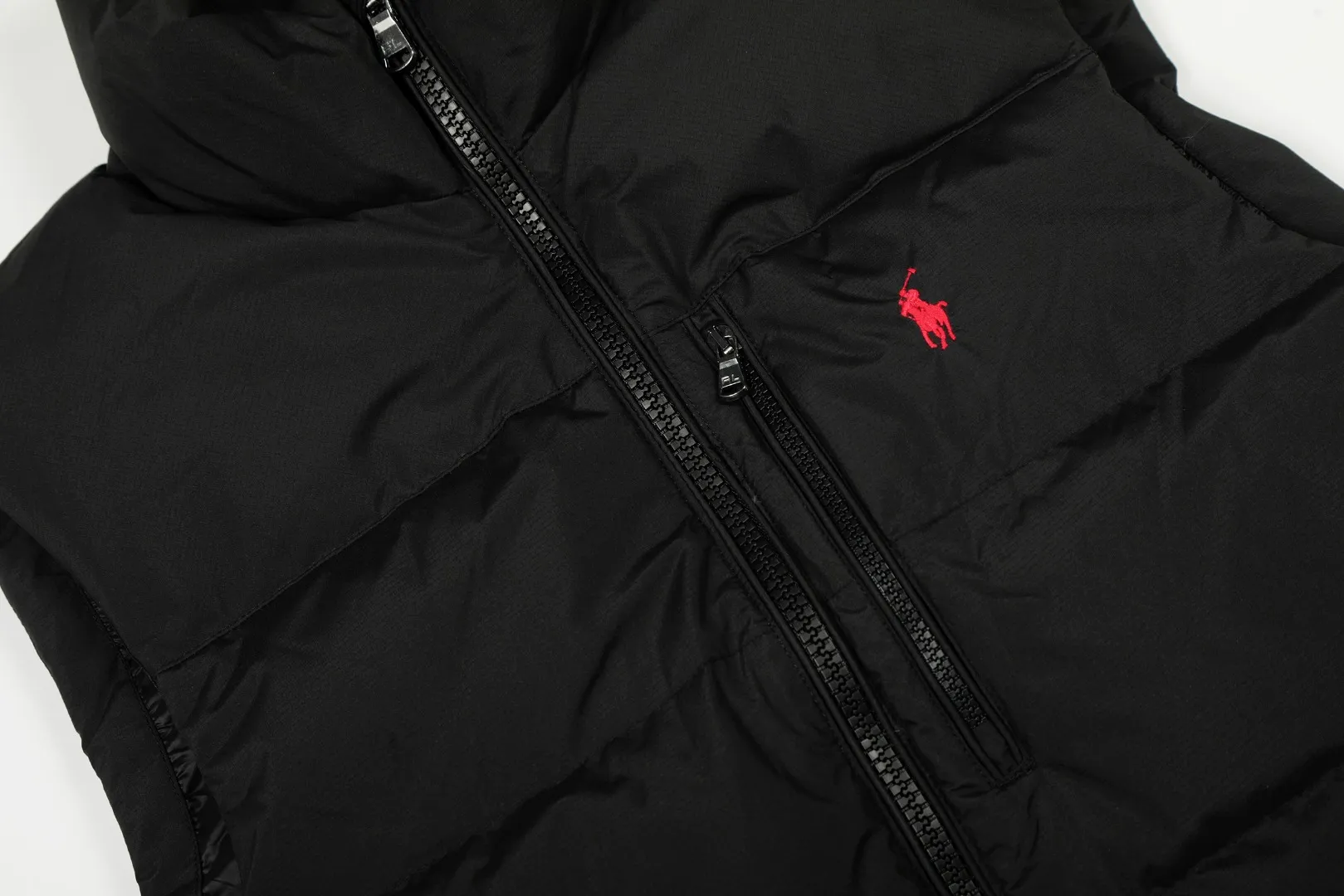 P490 Top quality" Style number: 9002# [Ralph Lauren winter basic solid color embroidery same style down vest for men and women] ✅Ralph Lauren American retro chest zipper high version top-level down filling winter down vest ✅100% high-quality white duck down, high version top-level down filling ✅Double-layer inner velvet to strictly prevent velvet running ✅Built-in adjustable drawstring, windproof and coldproof, considerate and in place ✅Original version, the maximum size can be worn up to 200 pounds. Loose and comfortable, no pressure. ✅Same style for male and female couples. Recommended OOTD wear in winter~ Size: S-XL Color: Black, Navy, Khaki, Wood Green